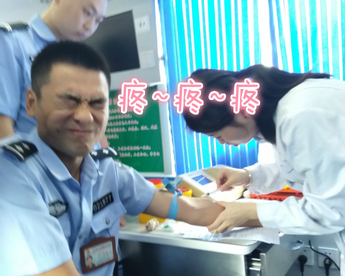疼skr人！警察在移動(dòng)獻(xiàn)血車上的表情包亮了