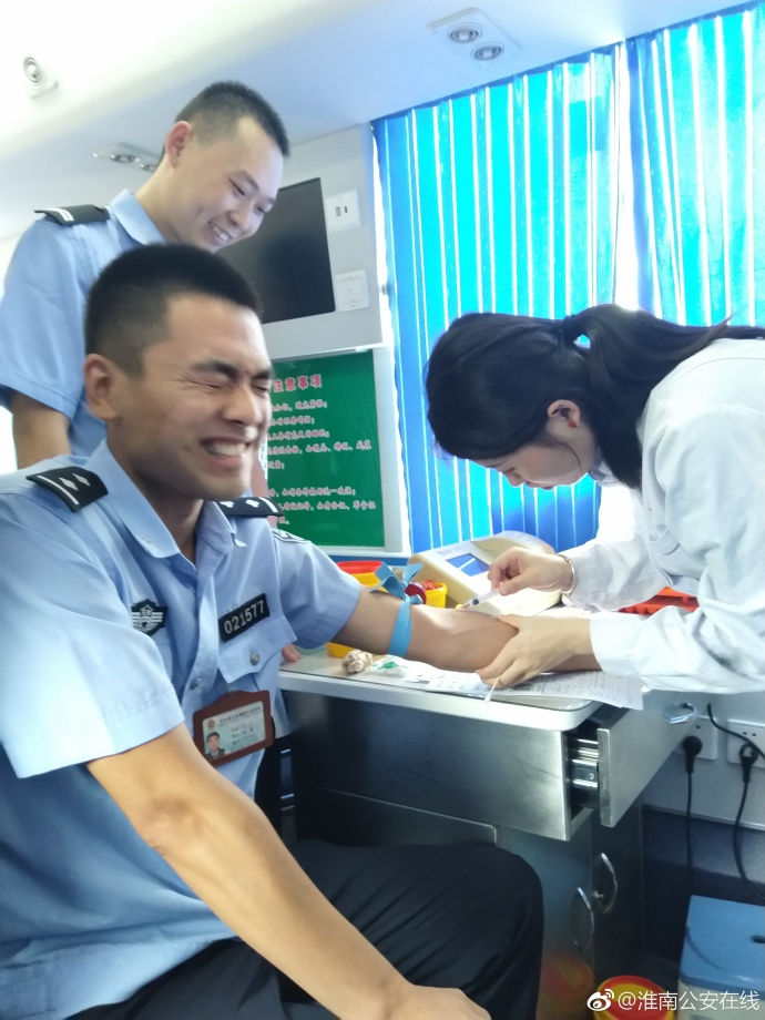 疼skr人！警察在移動(dòng)獻(xiàn)血車上的表情包亮了